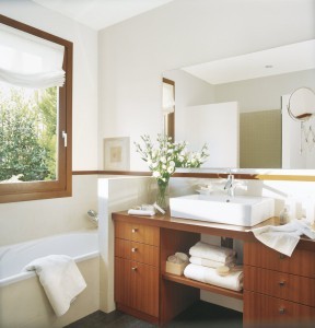 bano con estores de fibra en la ventana 1233x1280 288x300 - Elegir un mueble de baño adecuado para tu cuarto de baño