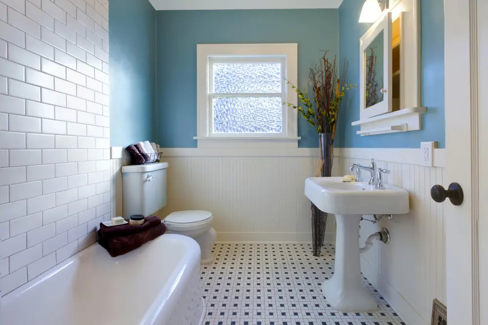 accesorios de baño decorar cuarto blanco y azul