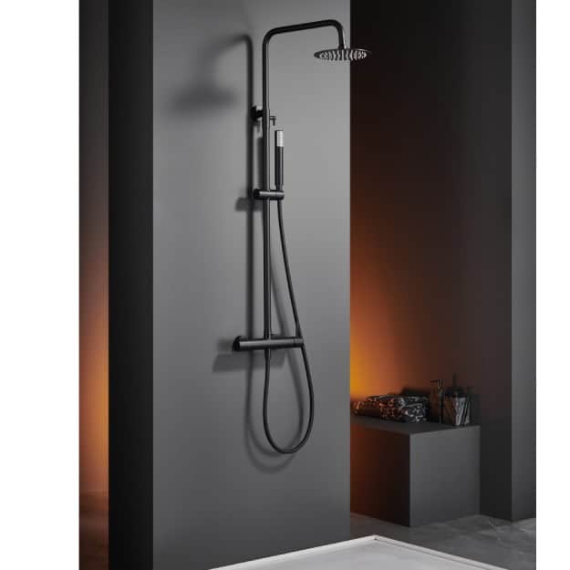 VICTORIA T-BASIC Negra: Tu baño con estilo distinto en cada rociada.  Descubre la elegancia de una columna de ducha negra